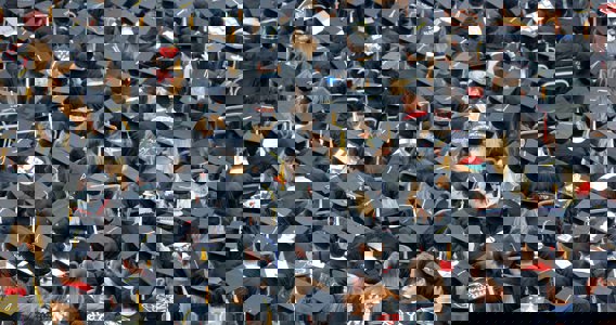 ライブグローバルディベート: 学習したことを未来永劫身に付けておけるのか?